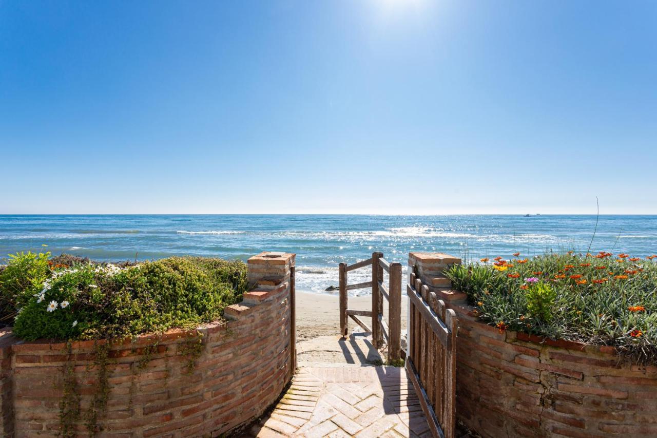 Charming Villa On The Seafront Marbella Eksteriør bilde